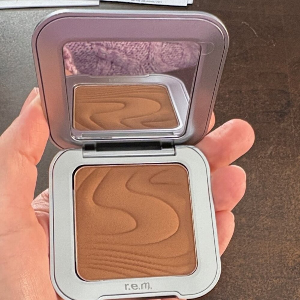 r.e.m. Beauty Bronzer in color Out of office